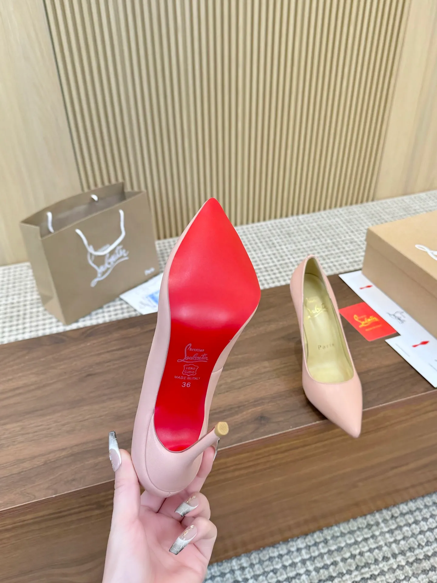 👟👟Ex-factory price 440👟👟 Genuine leather sole +40 Year-round shipment💝Christian Louboutin CL👠 Classic "Matte💎Cow Leather💎Series" noble and luxurious, real blingbling👟👟 Real materials, all customized by the pattern maker, and the materials are made of original customized materials to achieve the taste of the original 6 color options 💍 Upper: Imported 👉 cowhide 💪 Lining: Sheepskin foot pad/lining Size: 34-40.41.42 Heel height: 10.5cm and 8.5cm two options Leather sole Rubber sole